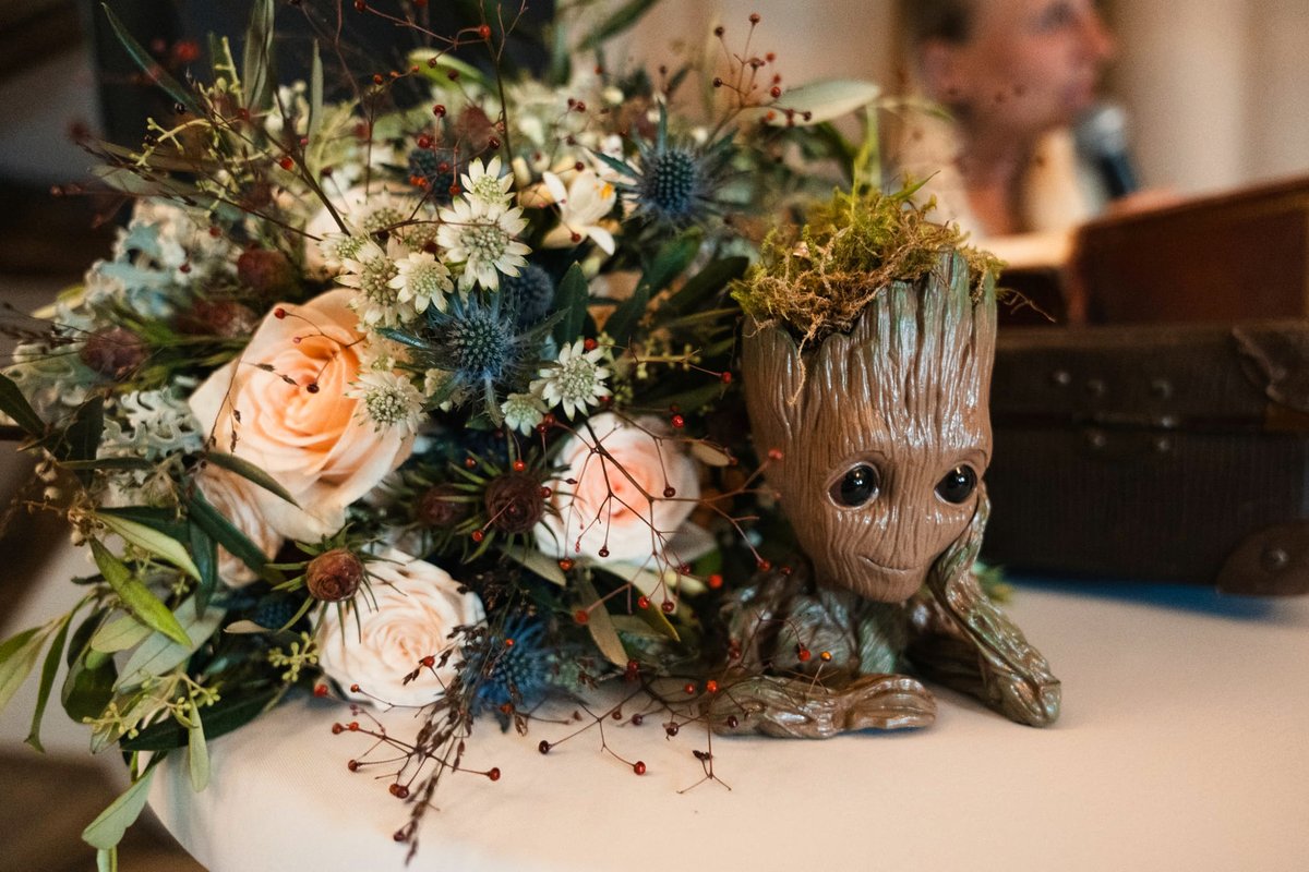 Zeremonie-Detail: Blumen und persönliche Symbole